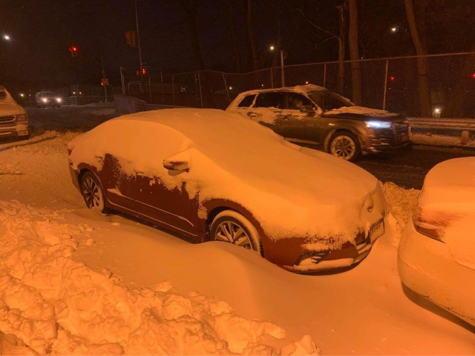 大面積積雪未化，占據車位影響出行。（記者張晨／攝影）