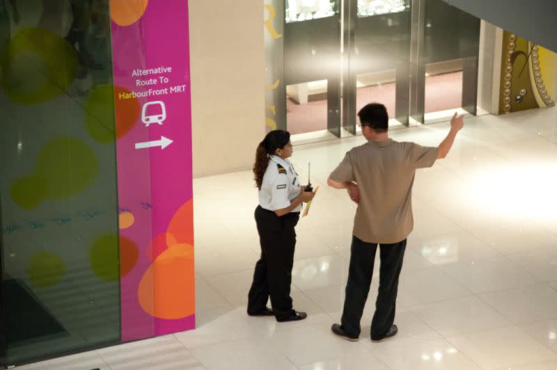 A mall security guard in Singapore. Yahoo file photo