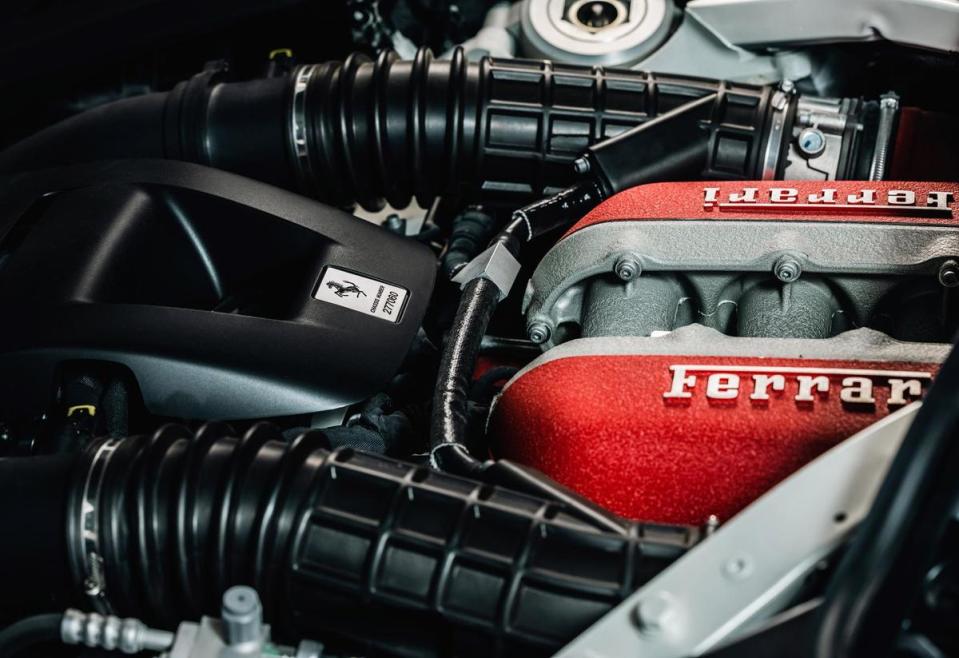 搭載前中置自然進氣V12引擎，為Ferrari Purosangue帶來傲視同儕725 cv的強悍性能與令人沉醉的磅礡引擎聲浪。即使在低轉速情況下，引擎也能釋放80% 的峰值扭力，可說是在任何駕駛情境下皆可帶來獨一無二的駕駛樂趣。