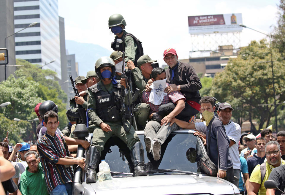 FOTOS | Enfrentamientos en Venezuela tras llamado de Guaidó a la rebelión militar