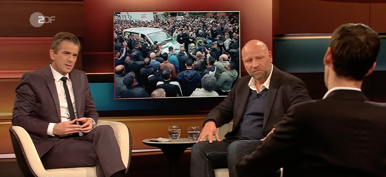 Moderator Markus Lanz (links) diskutiert mit Autor Sundermeyer. Foto: Screenshot ZDF