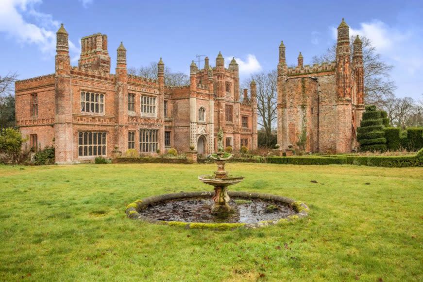 <p>Dieser Landsitz mit acht Schlafzimmern in Fakenham, Norfolk, wurde 1520 errichtet und beherbergte im Lauf der Jahrhunderte Monarchen, Politiker und Prominente. (Rightmove) </p>