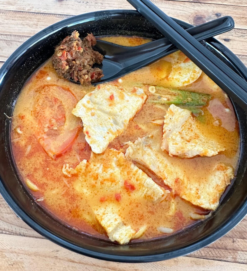 Thor Corr Phou Zi - Fish meat curry mee