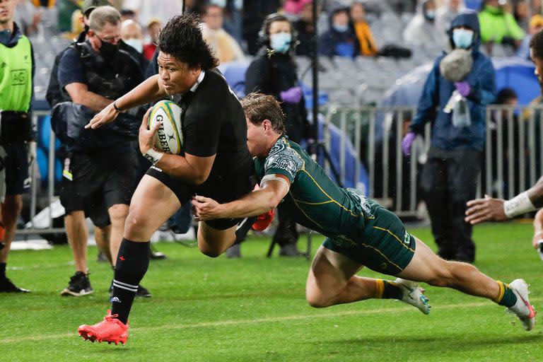 Caleb Clarke de Nueva Zelanda es abordado por Michael Hooper de Australia, derecha, durante la prueba de rugby Bledisloe entre los All Blacks y los Wallabies