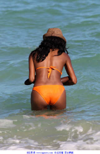 
        NBA球星韋德女友現身海邊　曬奶玩水超火辣！
      