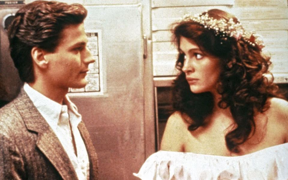 Ins Filmgeschäft verhalf Julia Roberts 1986 ihr Bruder Eric. Die erste große Rolle kam nur zwei Jahre später: Als hübsche Daisy wird sie in der Coming-of-Age-Komödie "Mystic Pizza" von Charles (Adam Storke) umgarnt. (Bild: ARD / Degeto)