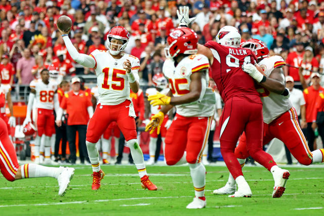 Mahomes throws a touchdown pass as Chiefs roll to 38-10 preseason win over  the Cardinals