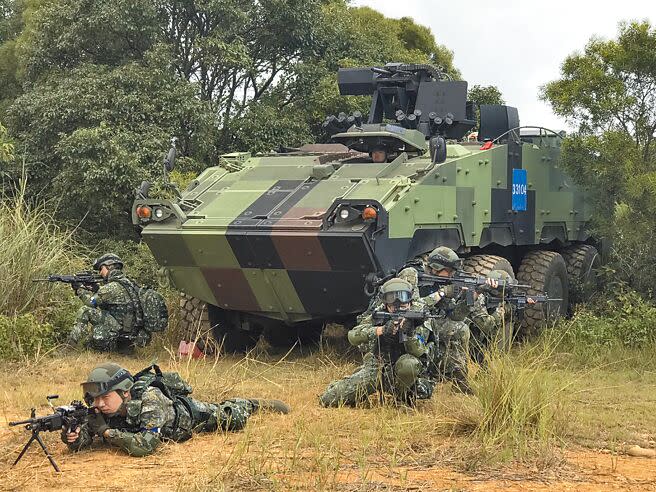 國軍明年將接裝M1A2T戰車，陸軍542旅裝甲營可望利用赴美軍事交流機會，在美基地受訓。圖為542旅官兵操演。（本報資料照片）