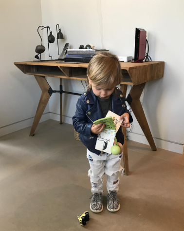 <p>Encore des Yeezy, portées par l’ainé de Kourtney, Mason. [Photo : Kourtney Kardashian/ Instagram] </p>