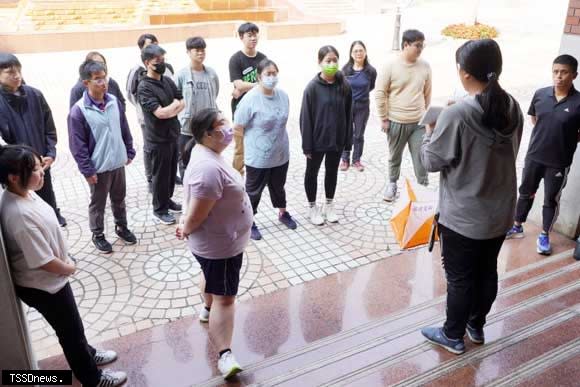中華民國定向越野協會向大葉大學學生說明活動規則。（記者方一成攝）