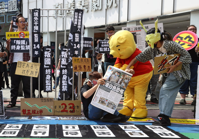 在台港人團體反對香港基本法23條立法行動（2） 香港立法會19日三讀通過「維護國家安全條例草案」 （即基本法23條立法草案），23日正式生效。在台港 人團體下午在台北發起街站行動，現場演出行動劇， 表達反對基本法第23條立法的立場。 中央社記者謝佳璋攝  113年3月23日 