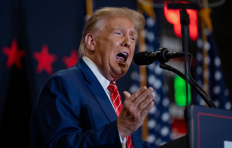 FOTO DE ARCHIVO: El expresidente de Estados Unidos y candidato republicano a la presidencia, Donald Trump, habla durante un acto de campaña, en Clinton, Iowa