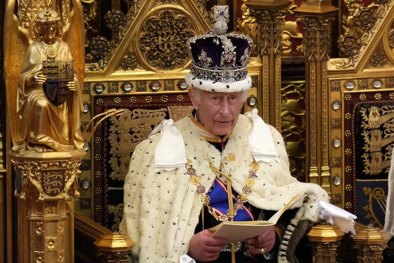 El rey Carlos III lee el discurso del rey durante la apertura estatal del Parlamento en la Cámara de los Lores, Londres, el miércoles 17 de julio de 2024.