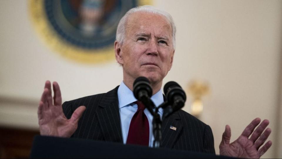 U.S. President Joe Biden delivers remarks on the more than 500,000 lives lost to COVID-19 in the Cross Hall of the White House February 22, 2021 in Washington, DC. (Photo by Doug Mills-Pool/Getty Images)