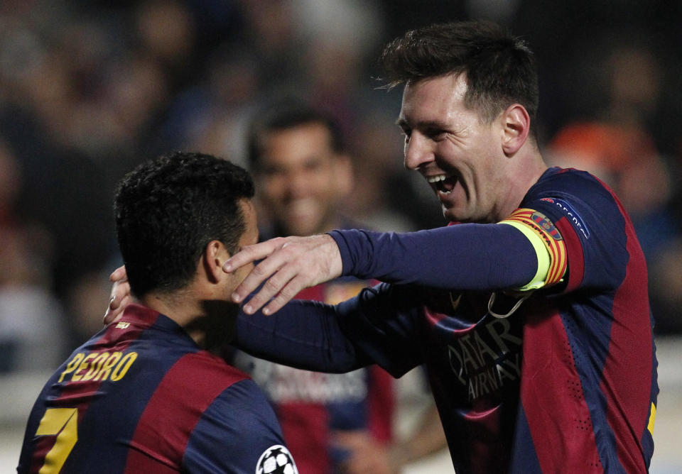 Lionel Messi, del Barcelona, celebra con sus compañeros luego de anotar el cuarto tanto de su equipo en el partido de la Liga de Campeones de Europa disputado el martes 25 de noviembre de 2014, frente al AOEL en Nicosia, Chipre (AP Foto/Petros Karadjias)