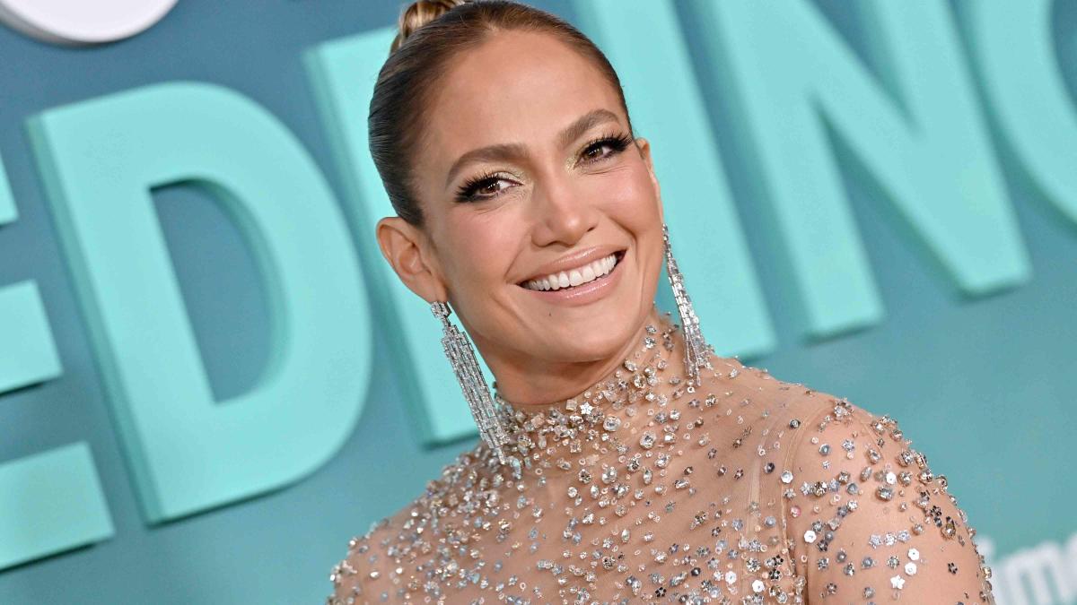 Jennifer Lopez spent Ben Affleck’s birthday dancing the night away at a Bruno Mars concert