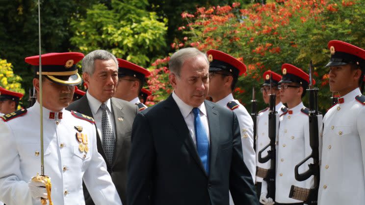 Israel Prime Minister Benjamin Netanyahu (centre) inspecting the guard of honour at the Istana with Singapore’s Prime Minister, Lee Hsien Loong (left). (Photo: Dhany Osman/Yahoo Singapore)