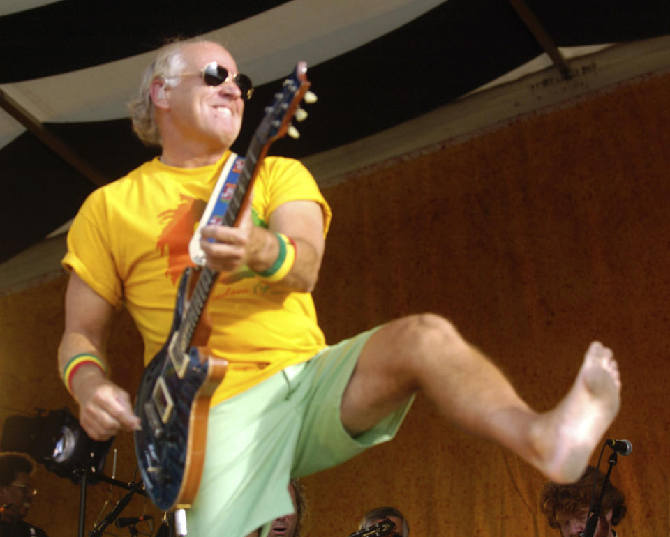 ARCHIVO - Jimmy Buffett y el Coral Reefer Band durante un festival de música en Nueva Orleans, el sábado 6 de mayo de 2006. (Chuck Cook /The Times-Picayune/The New Orleans Advocate vía AP)