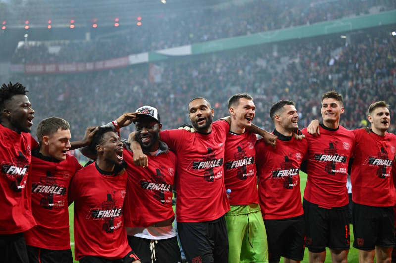 Leverkusen players celebrate after the German DFB Cup semi final soccer match between Bayer Leverkusen and Fortuna Duesseldorf at BayArena. Marius Becker/dpa