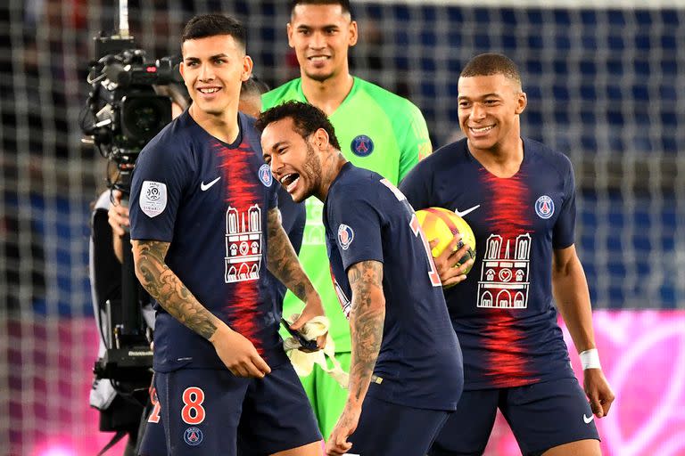 Leandro Paredes junto a Neymar y Kylian Mbappé, en PSG