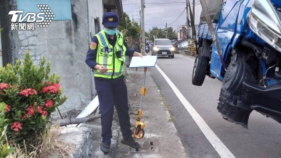 警消到場處理車禍，拖吊車也將貨車吊起。（圖／警方提供）