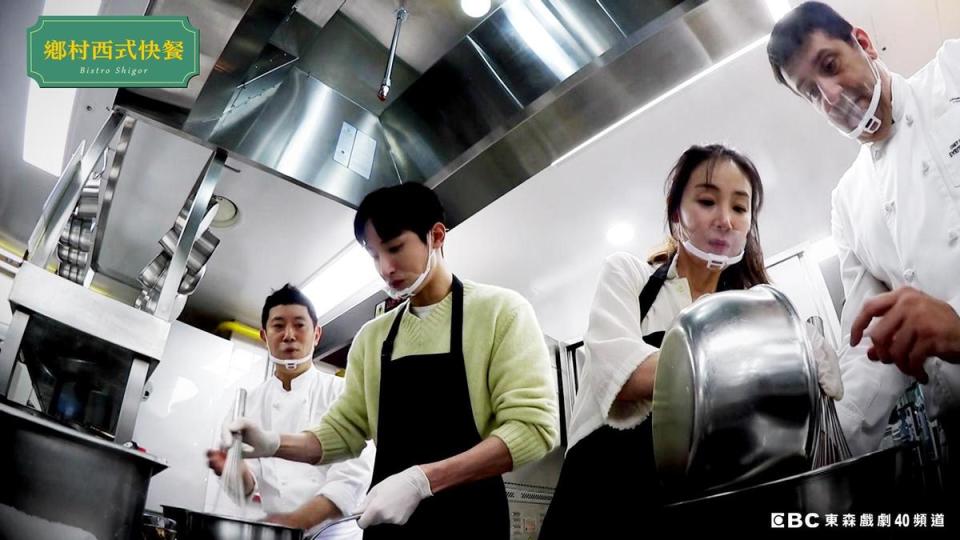 餐廳營運出狀況，崔智友（左一）急向指導他們的師傅求救。（東森提供）