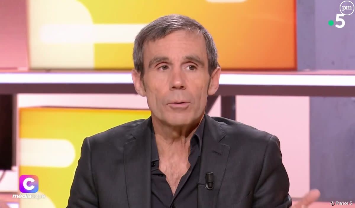 " Ça dit quelque chose de l'état d'esprit du pays" : David Pujadas ne voit "aucun problème" à ce que CNews devienne la première chaîne info en France dans "C Médiatique" sur France 5 - France 5