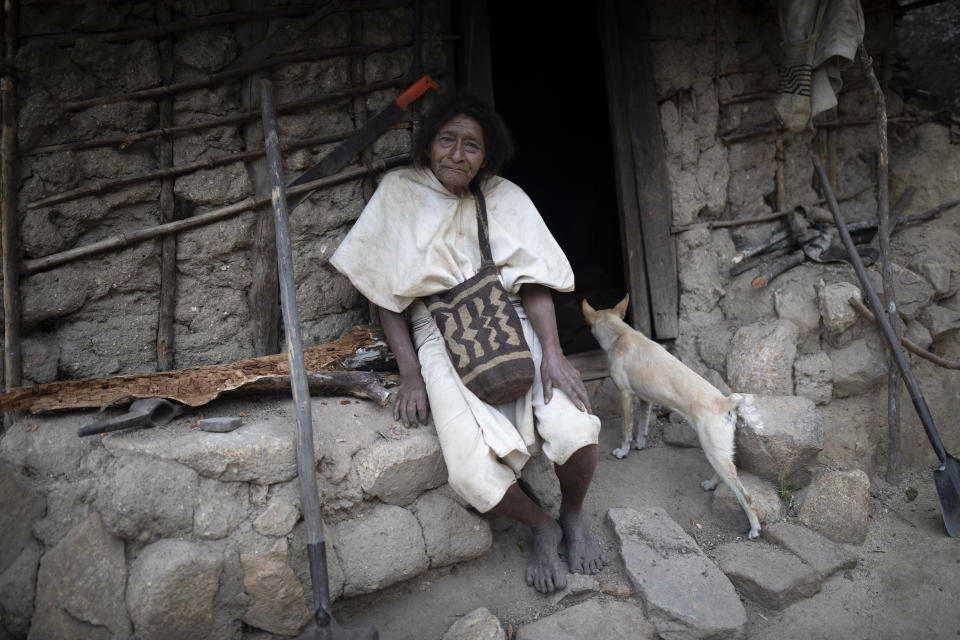 Ceferino, de 91 años, un indígena arhuaco, se sienta frente a su casa en Nabusimake en la Sierra Nevada de Santa Marta, Colombia, el lunes 16 de enero de 2023. (AP Foto/Iván Valencia)