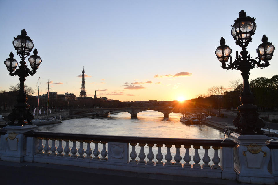 Vista del río Sena y la torre Eiffel desde el puente de Alejandro III de París (Francia) el 30 de marzo. (Foto: Stephane Cardinale / Corbis / Getty Images).