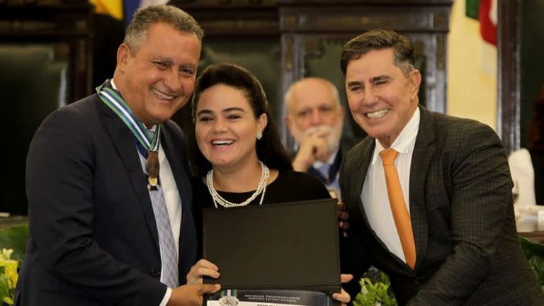 La esposa del ministro Rui Costa, Aline Peixoto (en el centro), es una de las candidatas a integrar el Tribunal de Cuentas de los Municipios de Bahía y esta postulación ha provocado polémica.