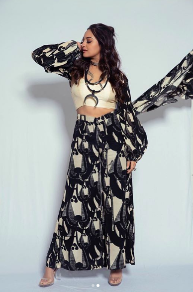 This outfit is what makes you want to DM Sonakshi and tell her to fire her stylist. The silhouette, the print, the accessories, the combination of it all, makes the actress look way older than she is.