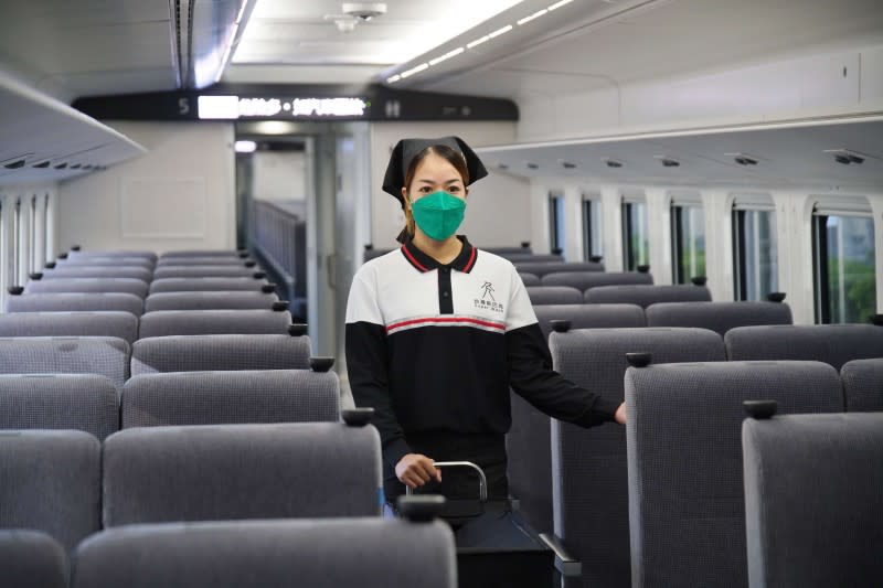 20211203-台鐵新購EMU3000型城際列車於3日開放媒體參訪，負責列車清潔的斯巴克集團員工也換上新制服。（盧逸峰攝）