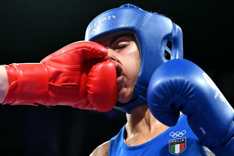 La italiana Alessia Mesiano recibe un puñetazo de la irlandesa Kellie Harrington en la ronda preliminar femenina de 60 kg de los octavos de final de boxeo 