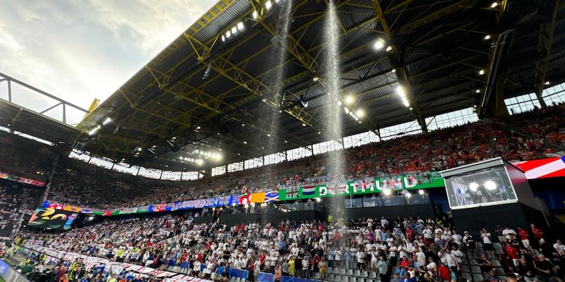 Erneut strömt ein Wasserfall vom Stadiondach auf die Ränge<span class="copyright">Anadolu via Getty Images</span>