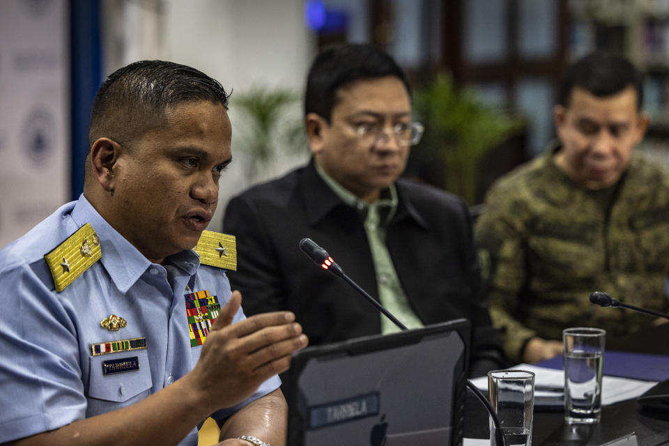 El comodoro Jay Tarriela, a la izquierda, vocero de la Guardia Costera filipina en el Mar Occidental de Filipinas, habla junto a Jonathan Malaya, en el centro, vocero del Consejo de Seguridad Nacional y coronel Medel Aguilar, vocero de las Fuerzas Armadas de Filipinas, durante una conferencia de prensa sobre un incidente reciente con guardacostas chinos, en Manila, Filipinas, el lunes 7 de agosto de 2023. (Ezra Acayan/Pool Foto via AP)