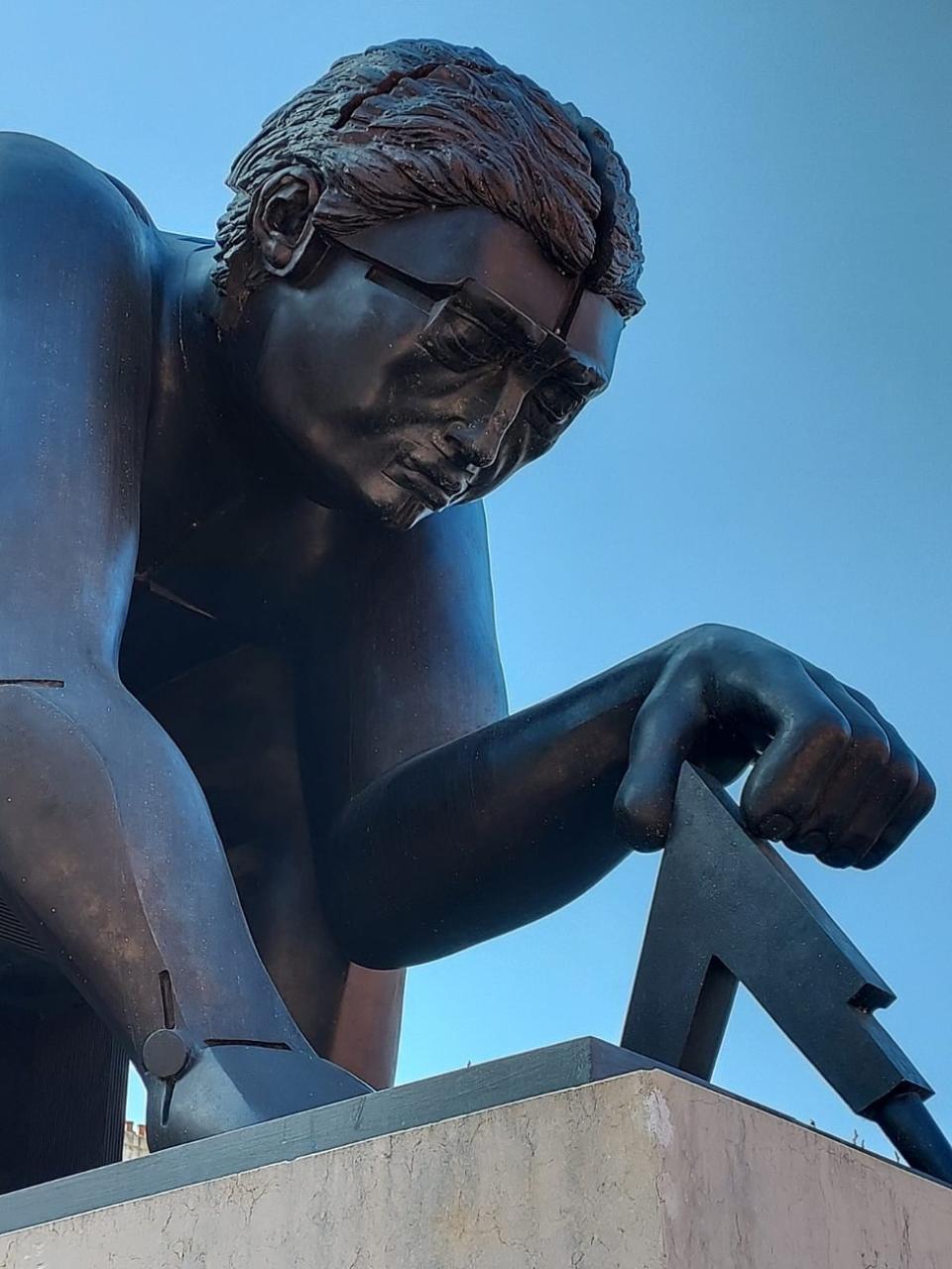 Un imponente Sir Isaac Newton, de Eduardo Paolozzi, en la Biblioteca Británica de Londres.