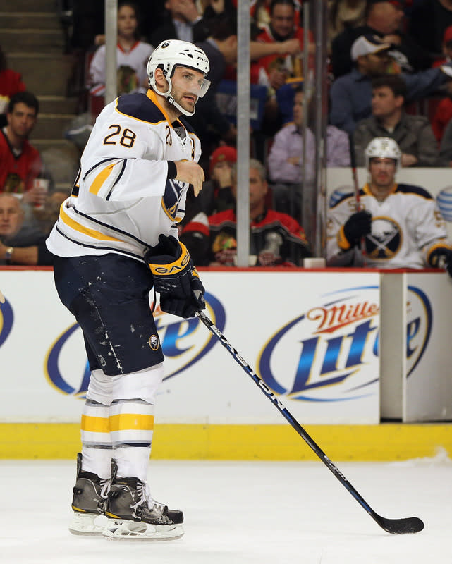 Les Sabres de Buffalo ont échangé l'attaquant Paul Gaustad et un choix de quatrième ronde en 2013 aux Predators de Nashville en retour d'un choix de première ronde en 2012. (Photo de Jonathan Daniel/Getty Images)