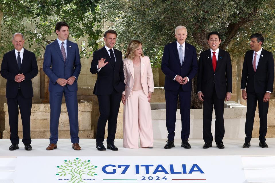 2024年6月13日，義大利主辦的G7領袖峰會開幕，左起：德國總理蕭茲、加拿大總理杜魯道、法國總統馬克宏、義大利總理梅洛尼、美國總統拜登、日本首相岸田文雄、英國首相蘇納克；除了梅洛尼，所有人國內支持率都落後。路透社