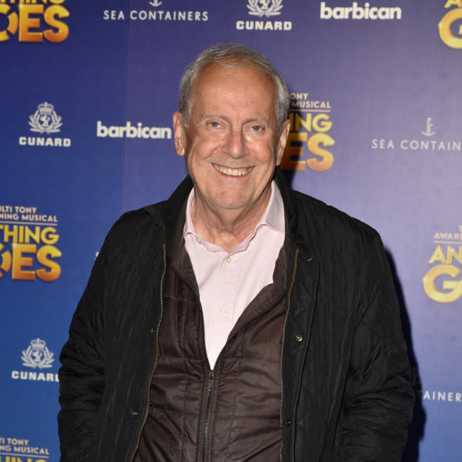 Gyles Brandreth reconoce su amor por la reina consorte Camilla credit:Bang Showbiz