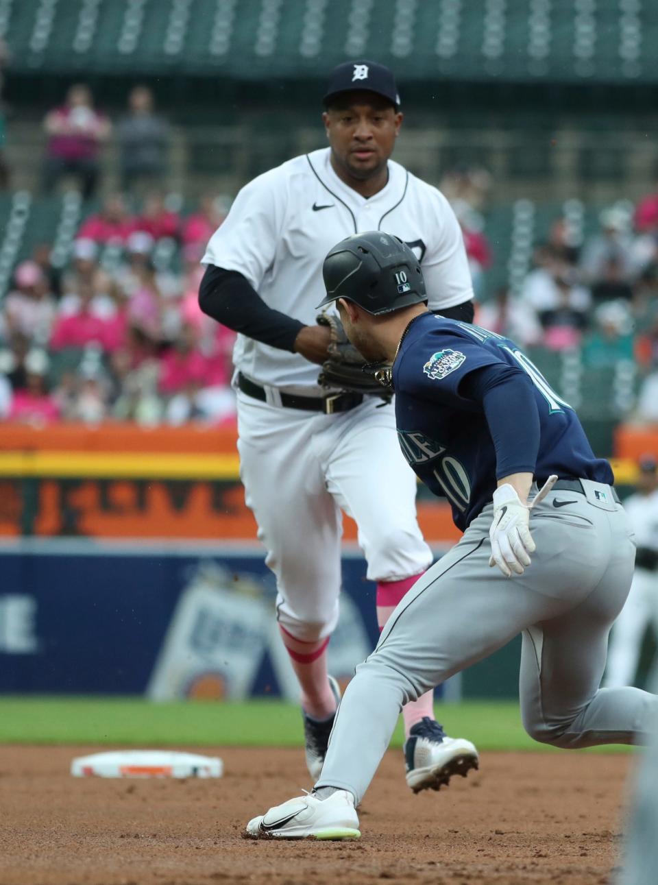 Detroit Tigers second baseman Jonathan Schoop (7) tags out Seattle Mariners left fielder Jarred Kelenic (10) during first-inning action at Comerica Park in Detroit on Friday, May 12, 2023.