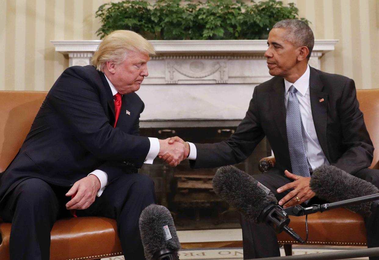 Scheinbar eher widerwillig gibt Präsident Trump seinem Vorgänger Barack Obama die Hand. (Bild: AP Photo)