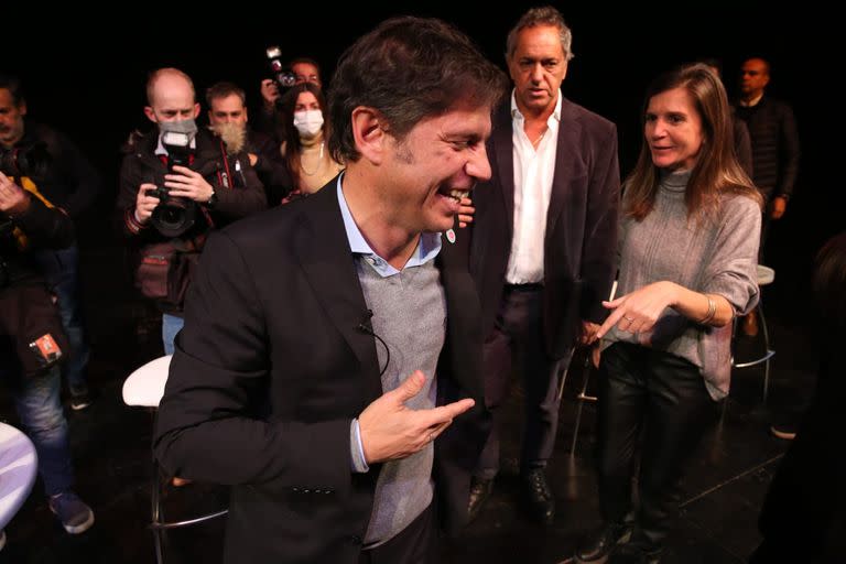 El gobernador bonaerense, Axel Kicillof, junto al Ministro de Desarrollo productivo de la Nación, Daniel Scioli, participaron del acto de entrega de escrituras en el Teatro Auditorium de Mar del Plata