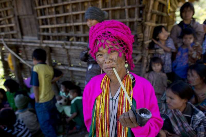 居住在欽邦（Chin State）臉上帶有傳統紋身的Munn部族婦女。（AP）