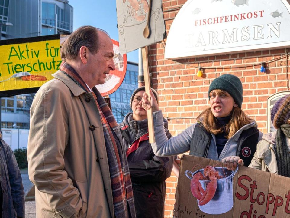 "Die Kanzlei: Wieder vereint": Markus Gellert (Herbert Knaup, l.) spricht mit Demonstranten. (Bild: ARD/Georges Pauly)