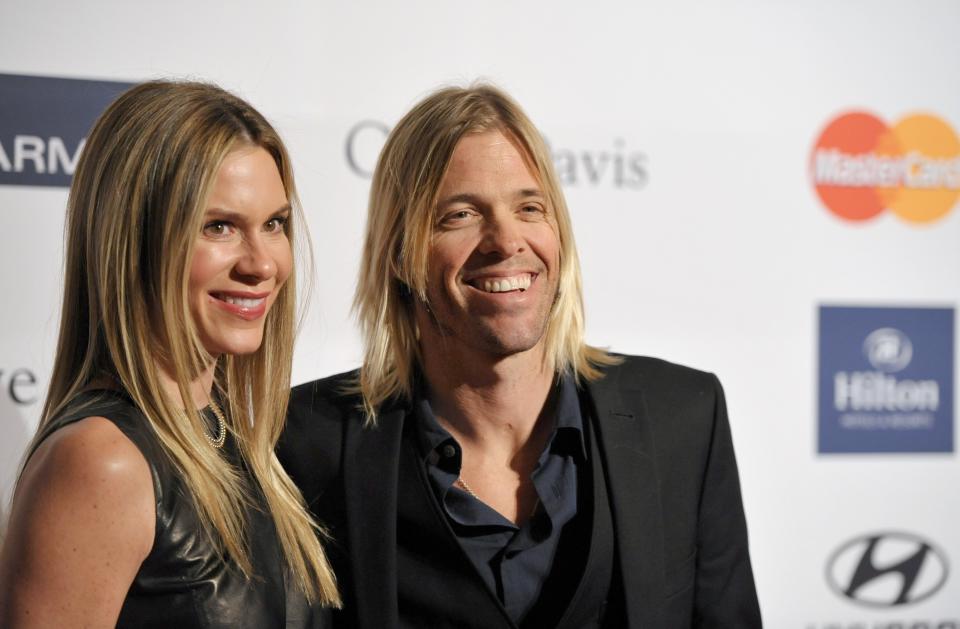 En esta imagen de archivo, Taylor Hawkins, baterista de Foo Fighters (derecha), y su esposa Alison Hawkins a su llegada a la Clive Davis Pre-GRAMMY Gala, el 9 de febrero de 2013, en Beverly Hills, California. Hawkins, baterista de la banda de rock Foo Fighters durante 25 años, falleció el 25 de marzo de 2022. Tenía 50 años. (Foto de John Shearer/Invision/AP, archivo)