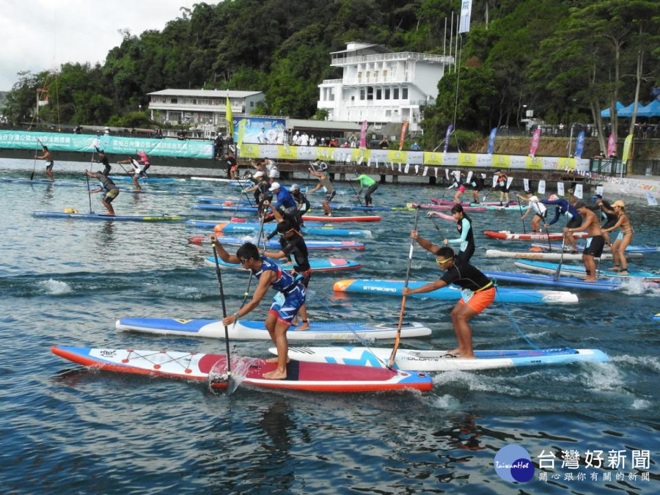 SUP立槳競速賽，選手挑戰全程3公里的日月潭公開水域立槳競速。