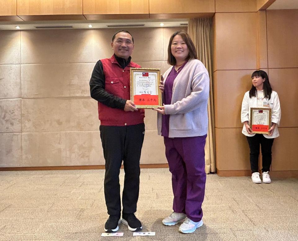 菡生婦幼診所護理師陳雅麗獲得辛勞獎。   圖：新北市衛生局提供
