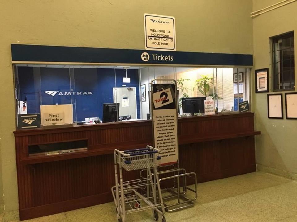 The Amtrak ticketing area in Hollywood. Jeff Kleinman/jkleinman@miamiherald.com