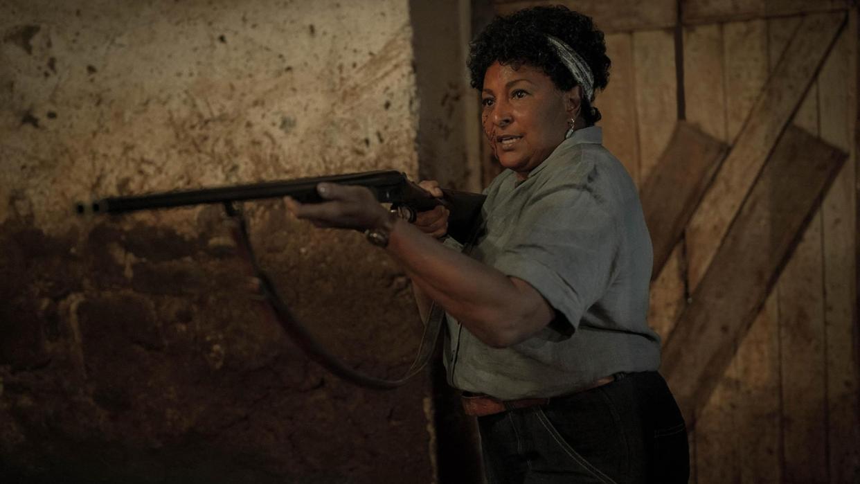  Forrest Goodluck and Pam Grier in Pet Sematary: Bloodlines. 