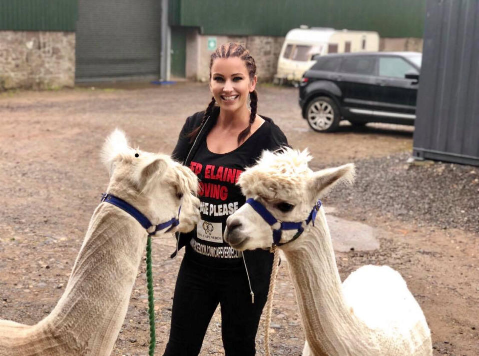 Elaine Harris photographed with two alpacas during her 10-day challenge [Photo: SWNS]